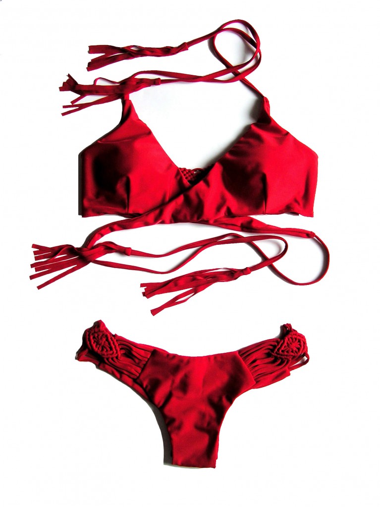 Купальник Скарлетт красного цвета с плетением макраме на спине и плавках с кисточками на завязках и лифом перекрещенным на груди